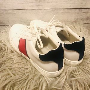 Men’s White Casual shoes with Red and Blue Sz 11